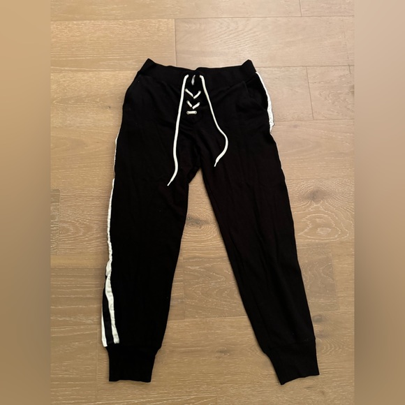Monrow Small Black With White Stripped Detail Joggers. 🖤💓